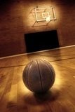 Basketbalový míč na dřevěné podlaze sportovní haly