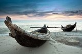 Klidné setkání lodí při západu slunce