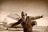 Retro pilotka v sepia tónu