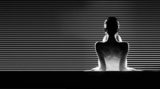 Silhouette ženské elegance v kontrastu světla