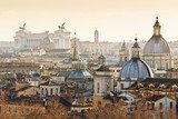 Večerní pohled na historické střechy Říma