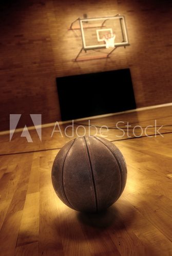 Basketbalový míč na dřevěné podlaze sportovní haly