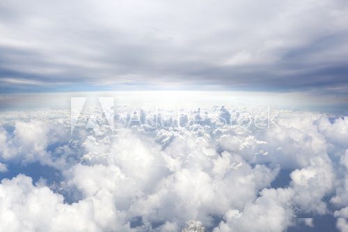 Bílá oblaka nad horizontem