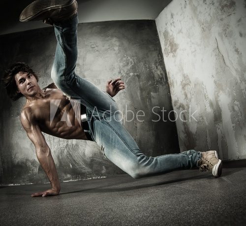 Dynamika breakdance v interiéru