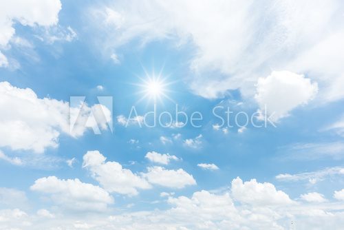 Jasná obloha s bílými mraky