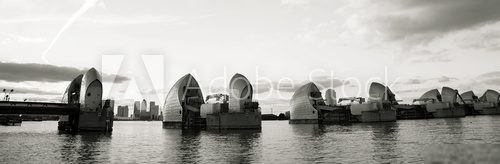 Průmyslové panorama u vodní přehrady