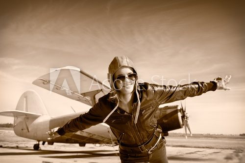 Retro pilotka v sepia tónu
