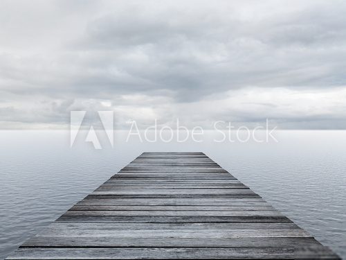 Symetrie mlhavého jezera s molem