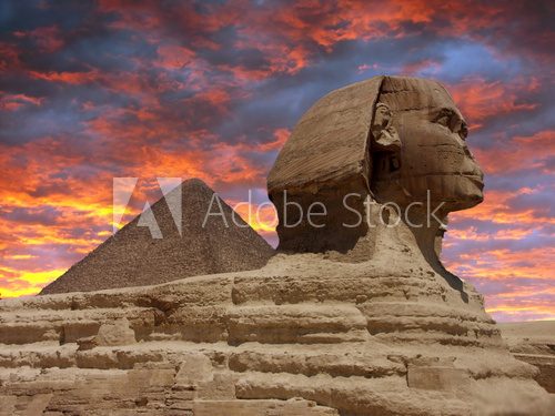 Tajemný západ slunce nad egyptskou Sfingou