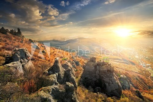 Západ slunce nad skalnatými vrcholy