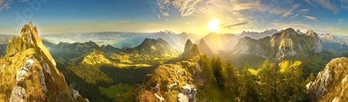 Zářivý horský panoramatický výhled